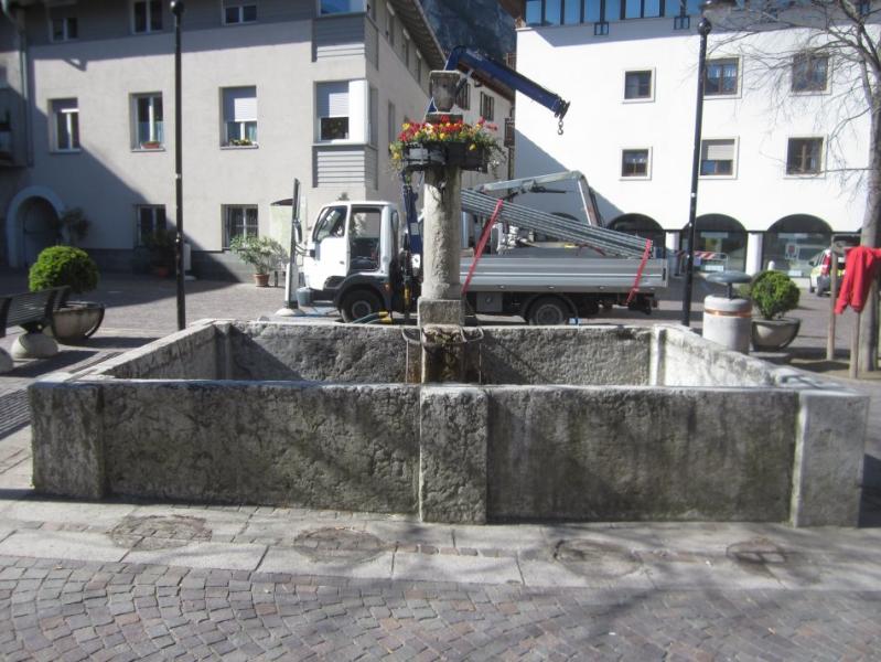 img-restaurierungen-jacob-dorfbrunnen-restaurierung-kalkstein-fontana-pietra-calcarea-950