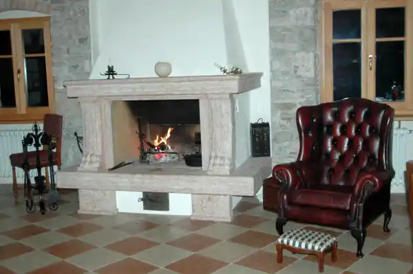 Caminetto in marmo rosso con zampe di leone