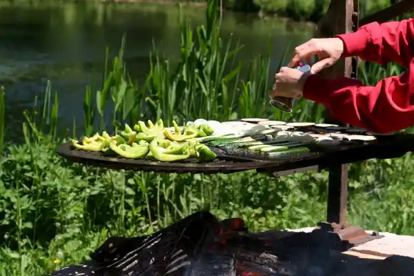 Massive und verstärkte Eisenplatte für Grill BBQ in der Höhe verstellbar.
