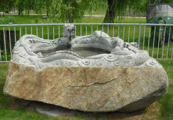 Asiatischer Drachenbrunnen aus grünlichem Granit - Maße: ca. 210 x 240 x Höhe 80 cm