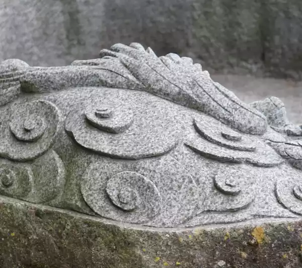 Detail des asiatischen Drachen - Brunnen aus grünlichem Granit