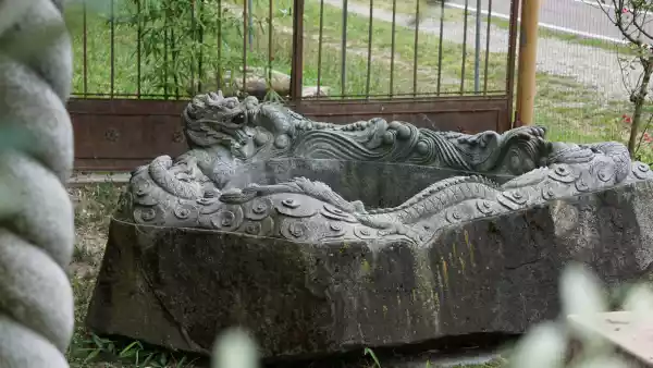 Großer Drachenbrunnen aus grünlichem Granit