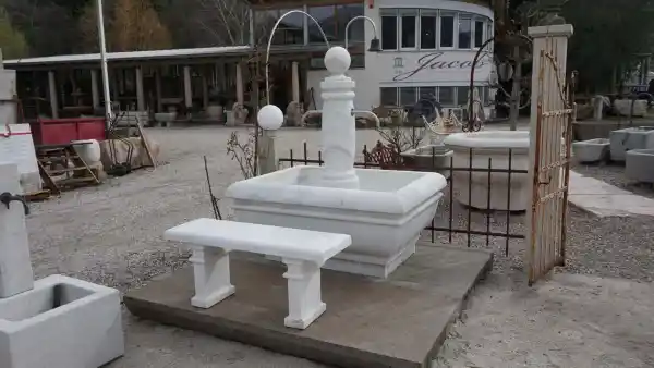 Fontana marmo bianco di Lasa - Lunghezza: ca. 140 cm | Larghezza: ca. 105 cm | Altezza: ca.60/ 135 cm