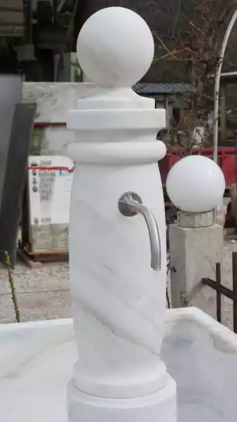 Colonna in marmo bianco di Lasa con spine in Inox