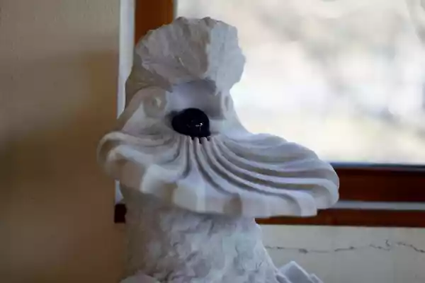 Auslauf von Muschelbrunnen aus Carrara Marmor