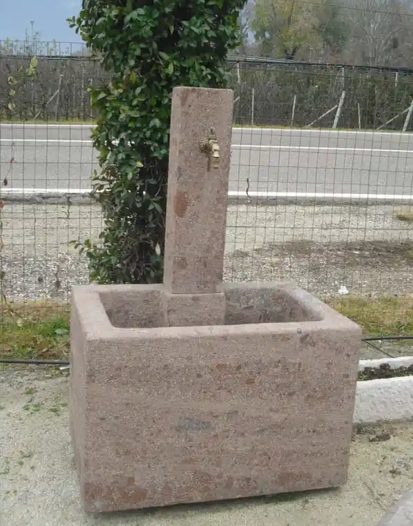 Fontana in conglomerato porfirico con colonna sagomata