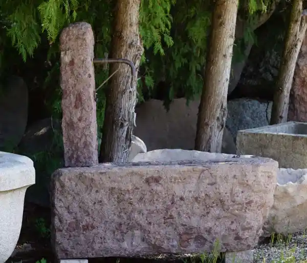 Steinbrunnen mit Säule aus Vöraner Porphyr