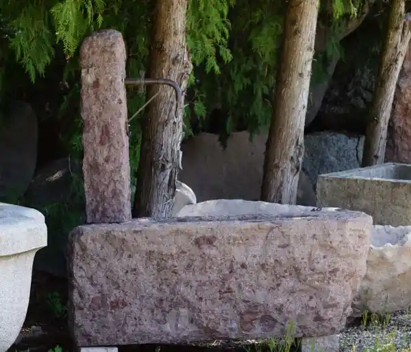 Fontana rustica con colonna in pietra