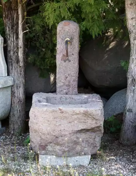 Fontana rustica con colonna in pietra - Misure ca. 120 x 80 x alt. 50 - 130 cm