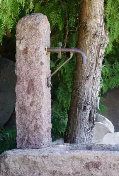 Colonna in pietra porfido di Verana in Alto Adige