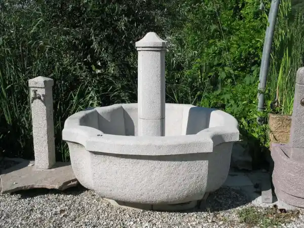 Grande fontana arcuata realizzata in granito con colonna centrale