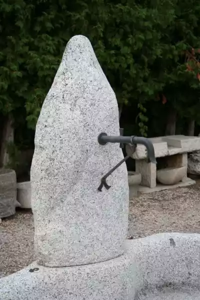 Rubinetto forgiato a mano in rame e ottone per fontana con colonna in pietra