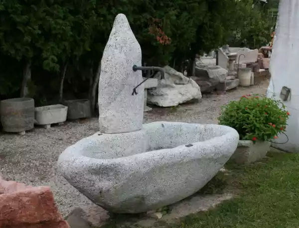 Grande fontana in granito con colonna in pietra - Misure ca. 190 x 95 x alt. 60 - 170 cm