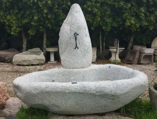 Fontana in granito con colonna