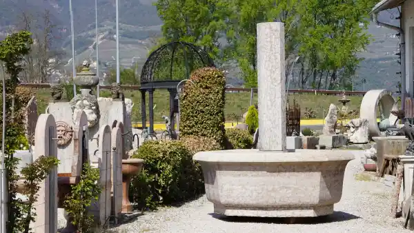 Grande fontana ottagonale arcuata in pietra calcarea di Trento con colonna centrale