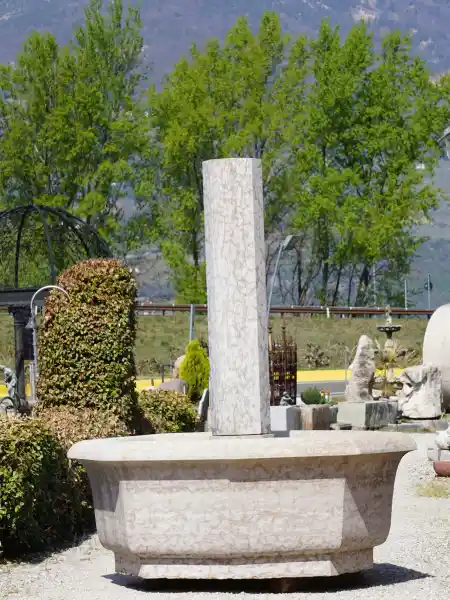 Gosser geschwungener Brunnen aus Trientner Naturstein gefertigt in Südtirol