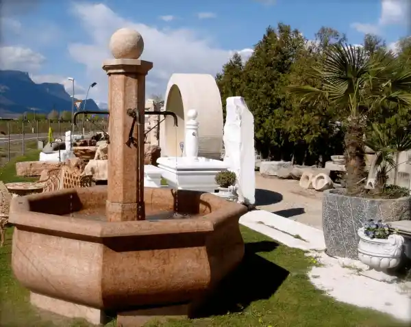 Großer achteckiger Brunnen aus rotem Kalkstein mit zentraler Säule