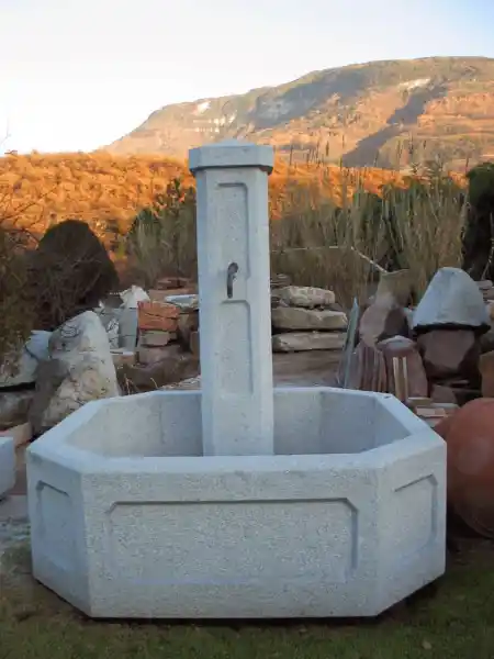 Grosser Brunnen aus Granit mit Steinsäule