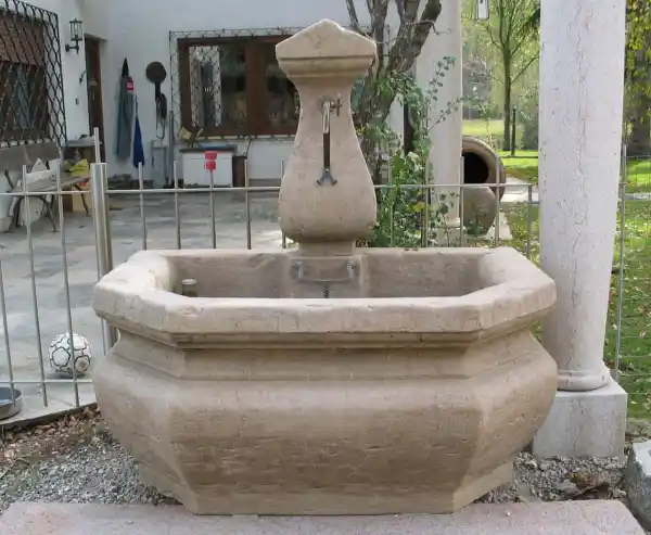 Fontana da giardino sagomata con colonna