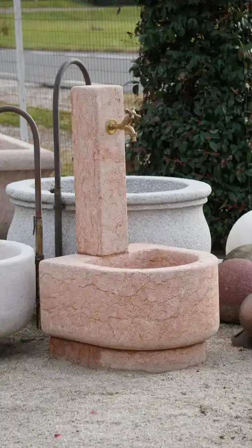 Fontanella semicircolare con colonna in pietra