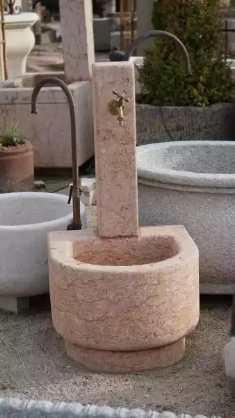 Kleiner halbrunder Brunnen mit Steinsäule