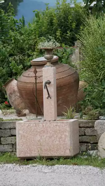 Fontana rettangolare con colonna in pietra in calcare rosso