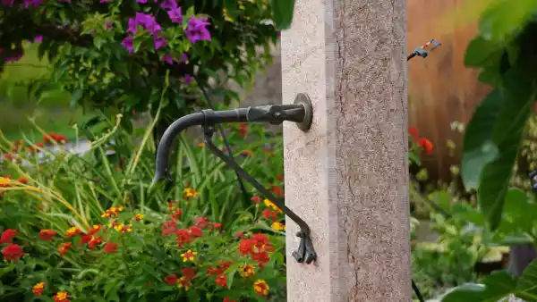 Rubinetto in rame forgiato a mano e su misura per questa fontana con colonna in pietra naturale