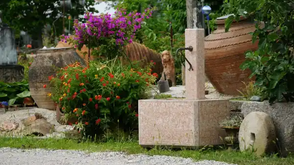 Fontana rettangolare con colonna in pietra in calcare rosso