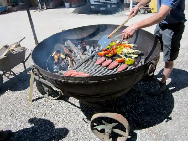 Große Feuerschale aus Eisen mit Grill-Einsatz und auf Rädern zum verstellen