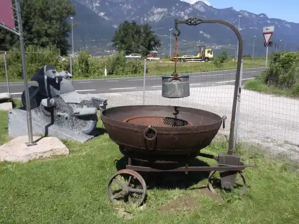 Große Feuerschale auf Wagen aus Eisen mit Einsatz zum Grillen, somit vielseitig verwendbar