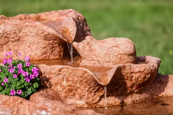 Wunderschöner Gartenbrunnen aus Naturstein mit Igel-Skulptur und Wasserspiel