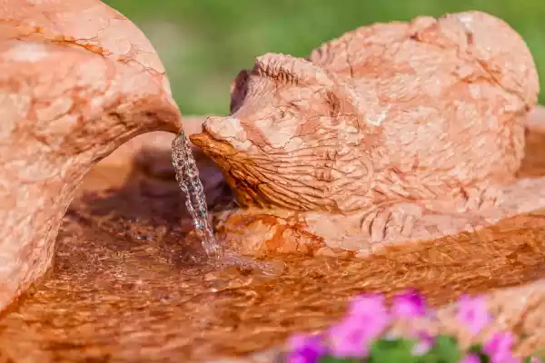 Der große mit kleinem Igel auf dem Rücken wurde vom Bildhauer mit Liebe zum Detail aus dem Natursteinfindling herausgearbeitet.