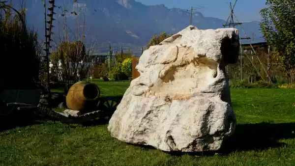 Gartenbrunnen aus einem großen Kalkstein Findling mit Wasserlauf