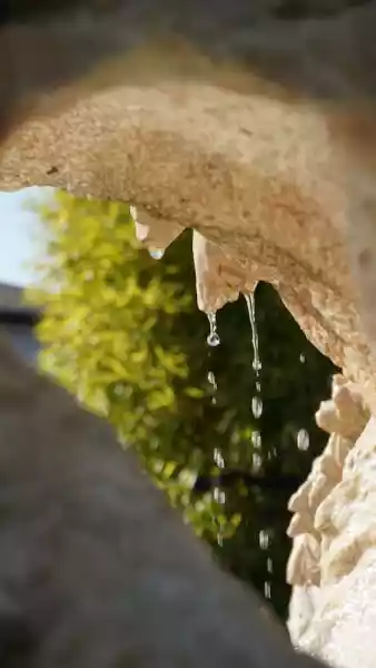 Gartenbrunnen mit Tropfsteinhöhle