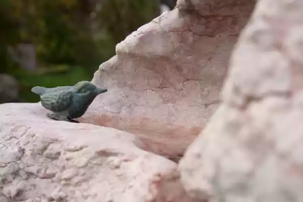 Bronzevogel als kleines Zubehör für den Gartenbrunnen