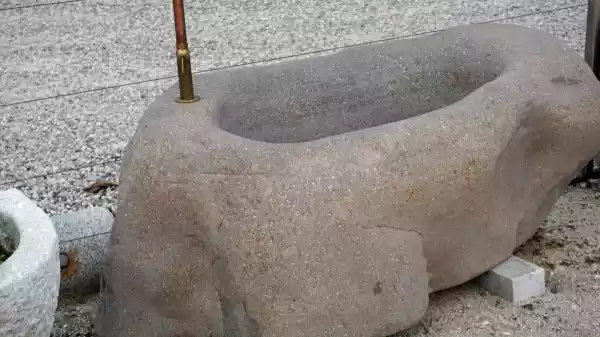 Die rundliche Form des Bachsteins oder Flusssteins entsteht durch Jahrhunderte im Wasser eines Flusses oder Baches, daher auch diese Bezeichnung für diese Art von Findlingen.