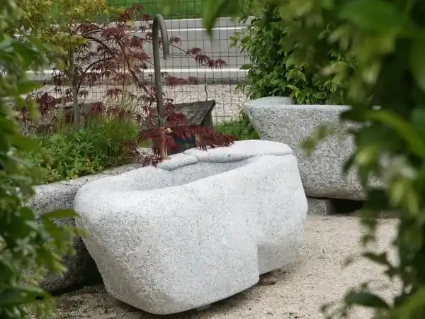 Fontana da giardino in granito bianco e nero con rubinetto in ottone