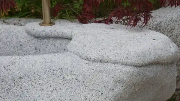 Dettaglio fontana in granito altoatesino sasso di fiume - Ripiano per annaffiatoio