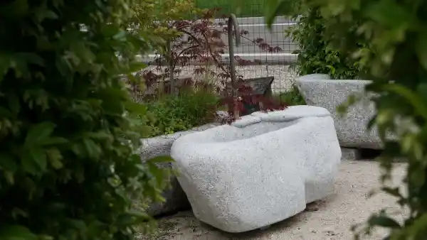 Fontana da giardino in masso di fiume granito bianco e nero dell'Alto Adige