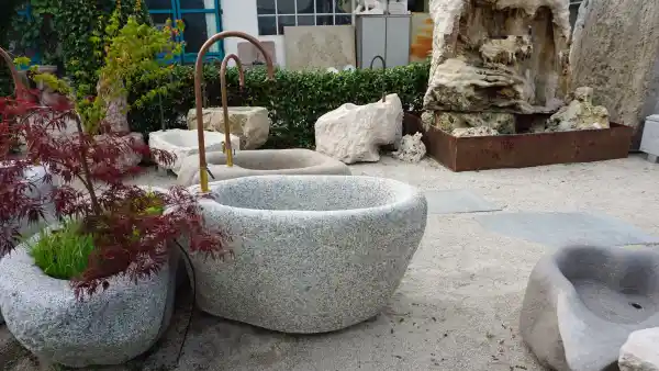 Gartenbrunnen aus Südtiroler Granit-Findling mit Handgeschmiedeten Wasserhahn
