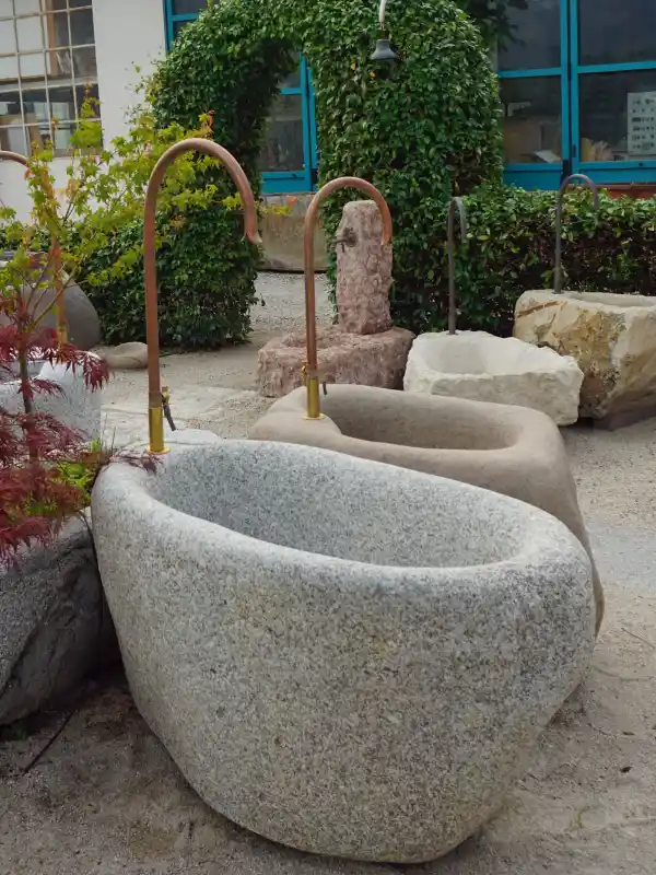 Fontana da giardino in granito bianco e nero con rubinetto in rame