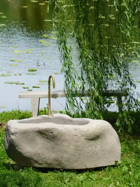 Wunderschöner Natursteinbrunnen aus einem Südtiroler Porphyrfindling