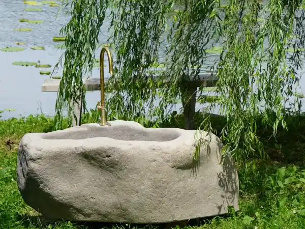 Zeitloser Gartenbrunnen aus Porphyr mit geschwungenen natürlichen Linien