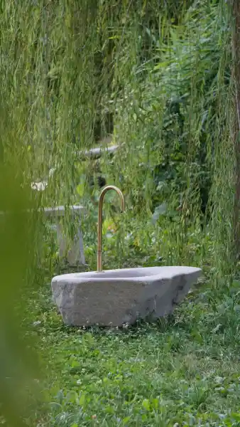 Fontana piccola da giardino in porfido dell'alto adige