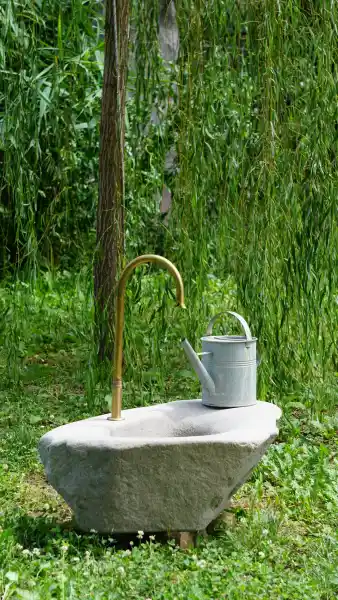 Fontana da giardino di Jacob Egna con piano d’appoggio per annaffiatoio.