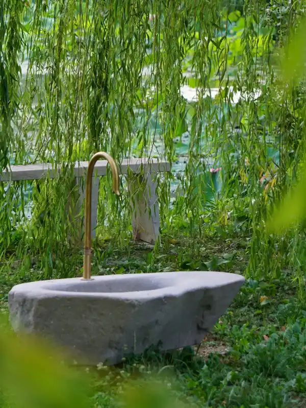 Kleiner Findling aus Porphyr mit Wasserhahn aus Messing
