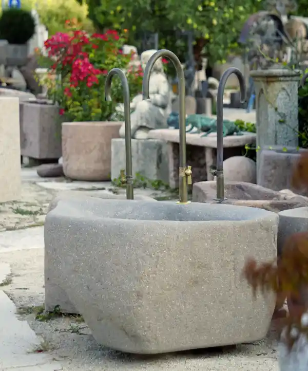 Fontana in pietra naturale porfido dell'Alto Adige con rubinetto in ottone