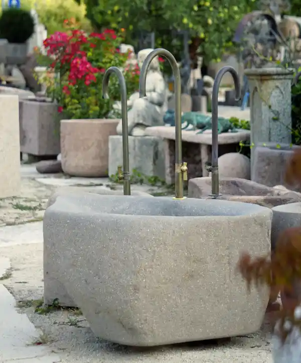 Gartenbrunnen aus Südtiroler Porphyr-Findling mit Messinghahn