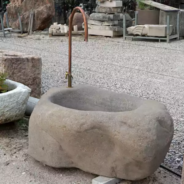 Brunnen aus Südtiroler Porphyr