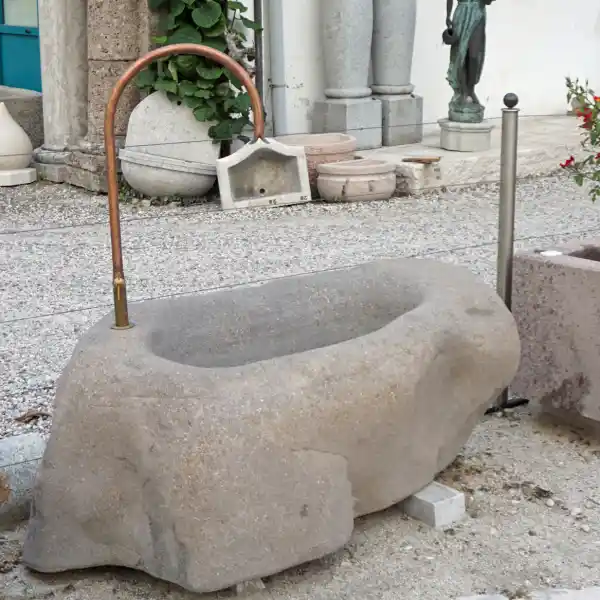 Fontana in Pietra di ruscello in porfido con rubinetto
